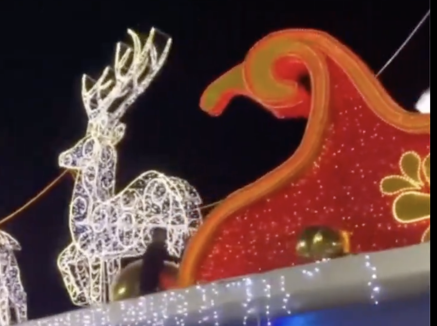 Vídeo: Mosquitinho’ destrói trenó do Papai Noel na Ponta Negra