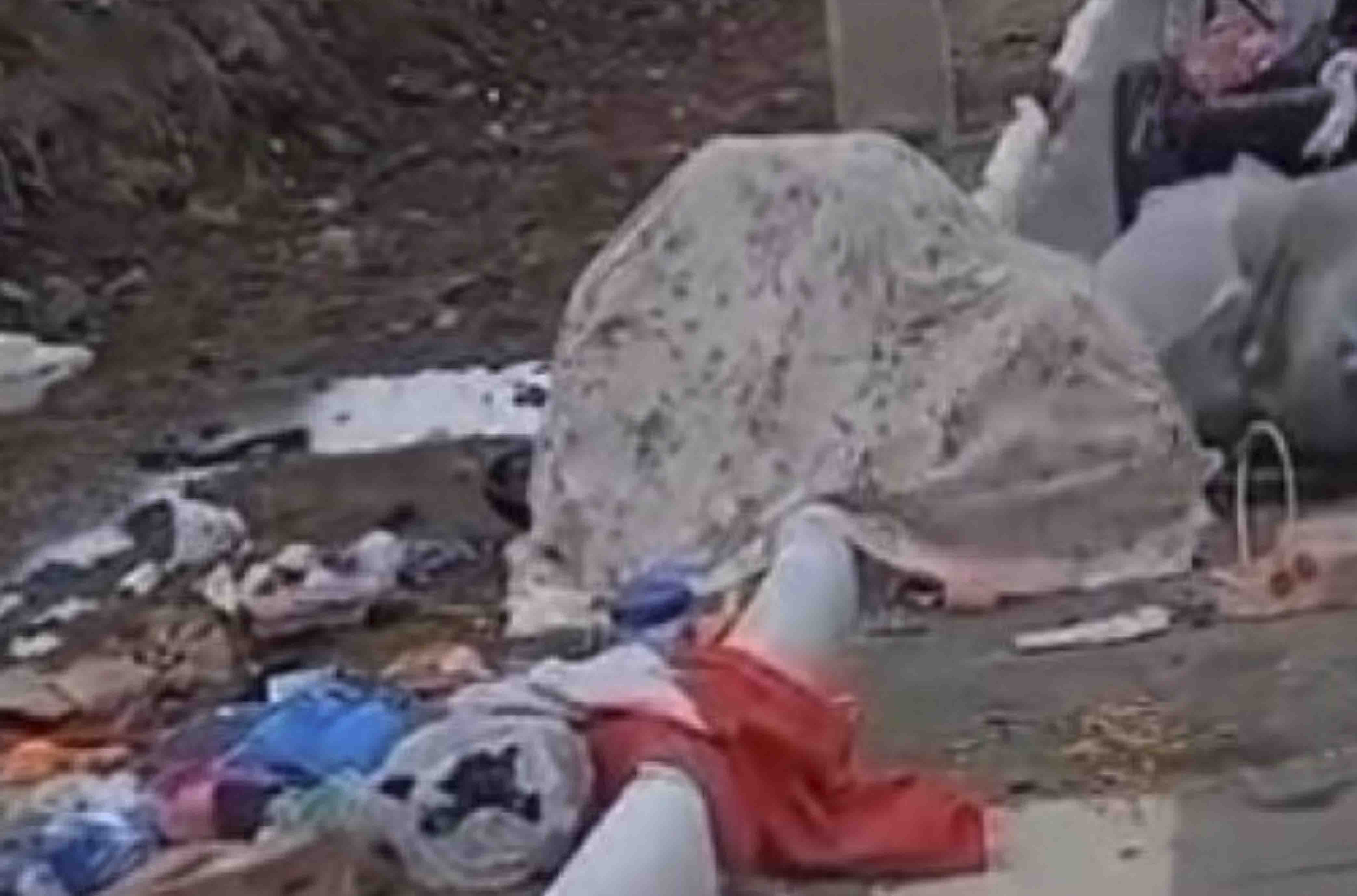 Vídeo: Moradores em situação de rua são flagrados em ato libidinoso em plena luz do dia