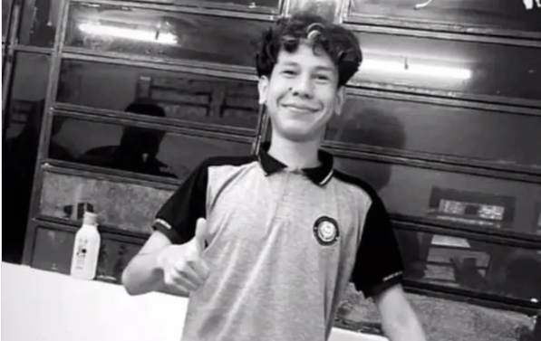 Adolescente envolvido na morte de Fernando Vilaça se entrega à delegacia
