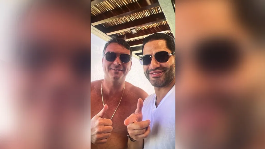 Flávio Bolsonaro aparece em foto ao lado de ‘Sicário’ de Vorcaro