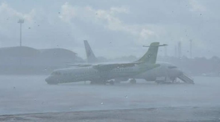 Avião é arrastado por ventania no Aeroporto Internacional de Manaus
