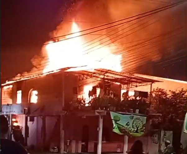 Vídeo: incêndio destrói segundo andar de casa no bairro Petrópolis