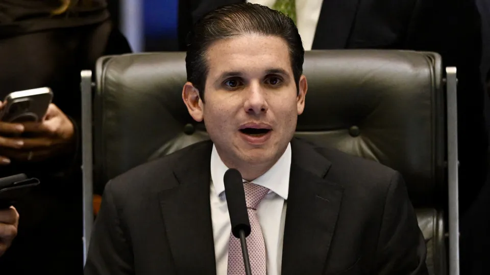 Deputados articulam visita de Motta a Bolsonaro na prisão