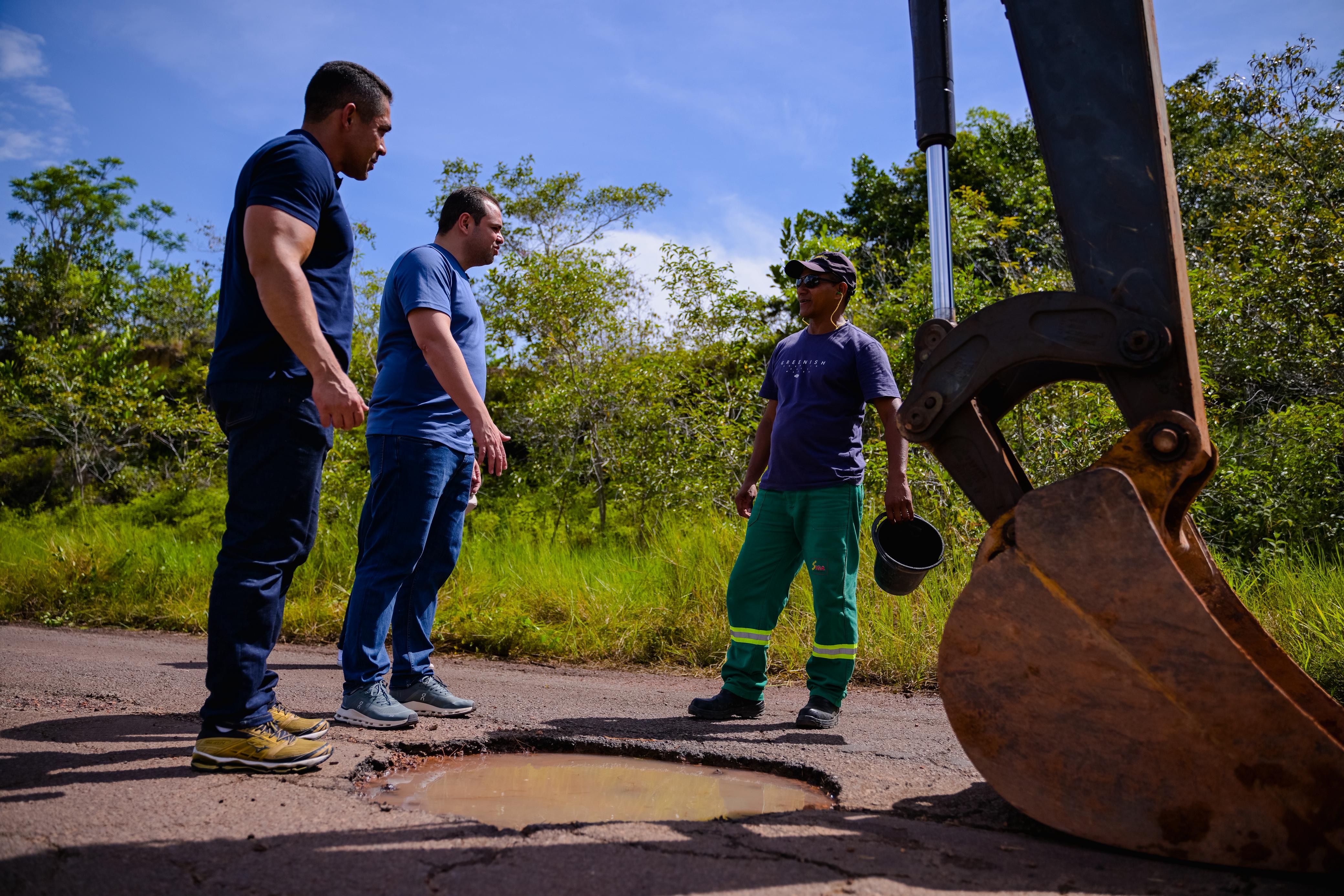 Roberto Cidade vistoria obras de recuperação da Estrada de Balbina, em Presidente Figueiredo