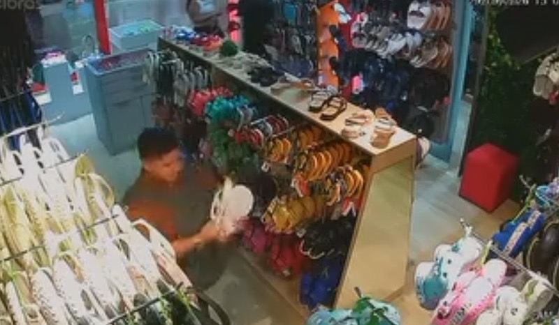 Vídeo: homem é flagrado furtando calçados em loja de shopping em Manaus