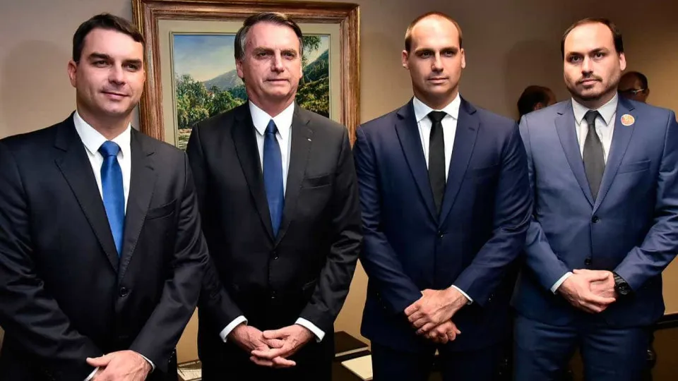 Flávio quer mudar Constituição para defender interesses dos Bolsonaro