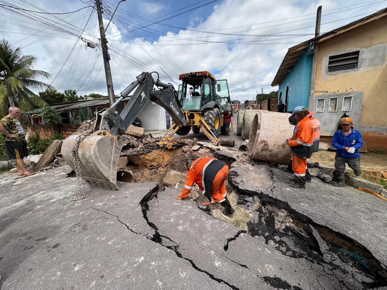 Prefeitura de Manaus atua em cratera provocada por descarte irregular de lixo no Campo Dourado