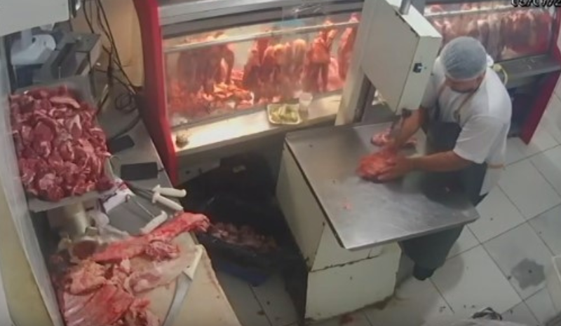 Vídeo: Açougueiro é preso por furtar carnes de supermercado em Manaus