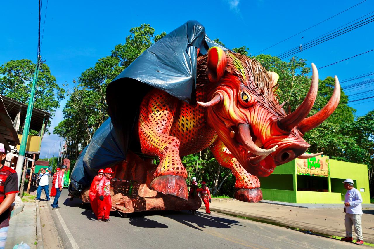 Garantido antecipa trabalho de galpões e começa translado de alegorias para o Bumbódromo
