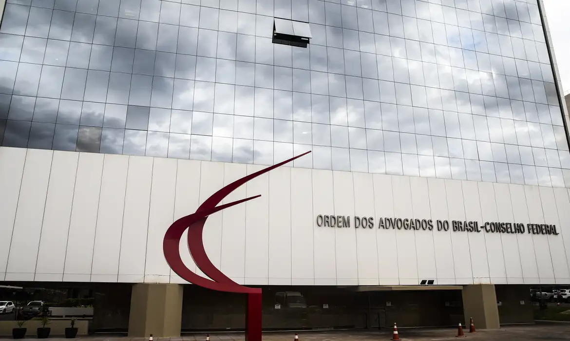 Em ofício a Fachin, OAB pede fim do inquérito das fake news