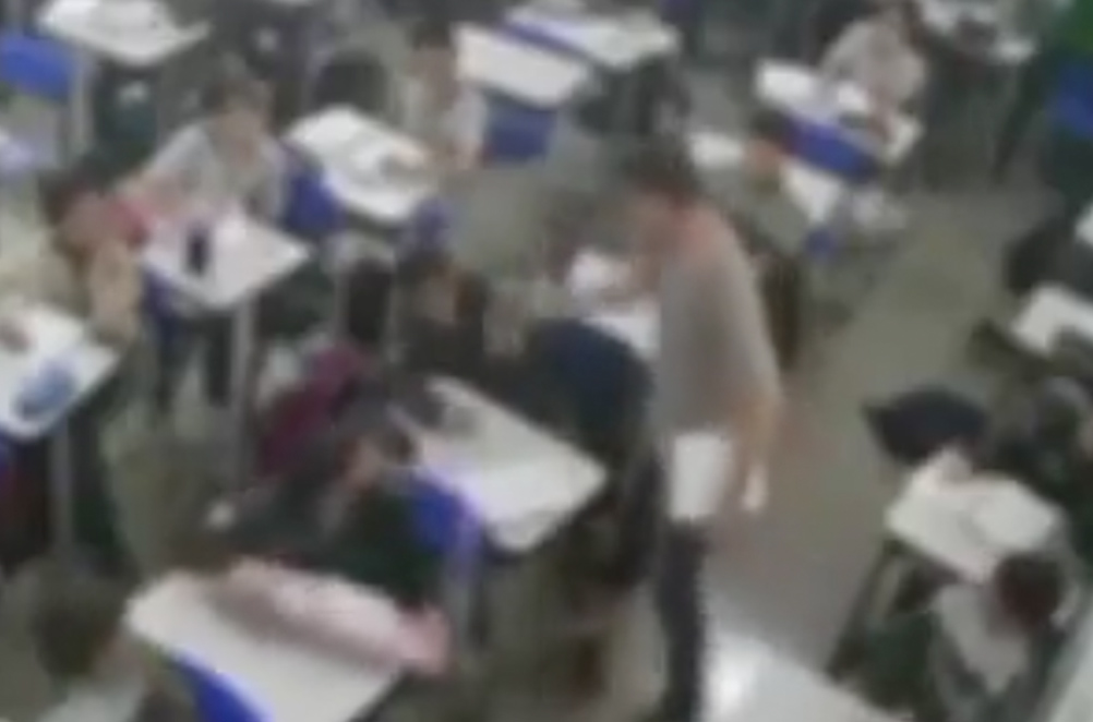 Vídeo: Professor é afastado após agredir aluno com tapas em sala de aula