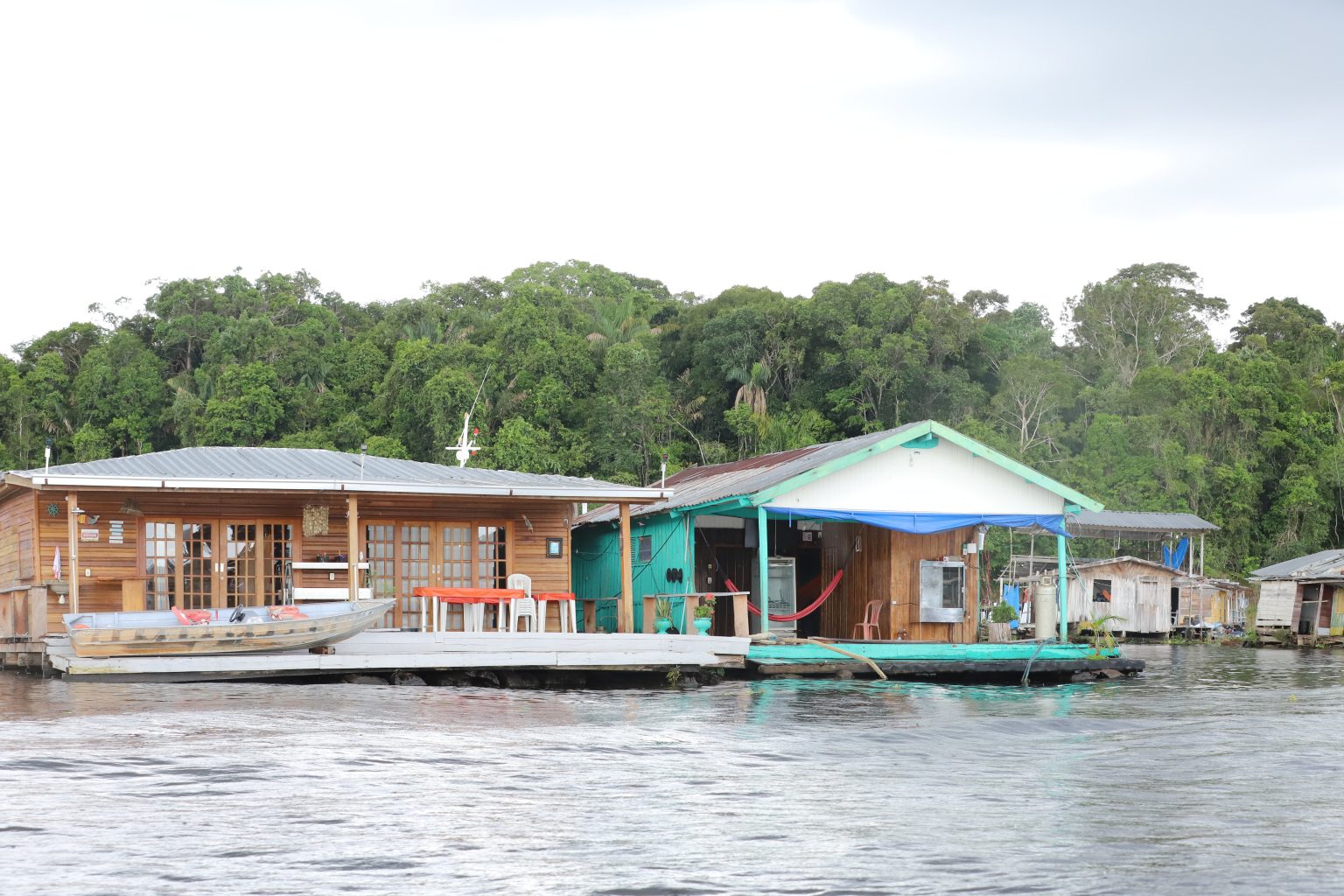Justiça suspende retirada de flutuantes no Tarumã-Açu