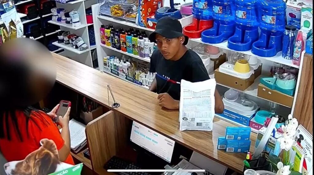Vídeo: homem é preso por roubo a clínica veterinária no bairro Tancredo Neves
