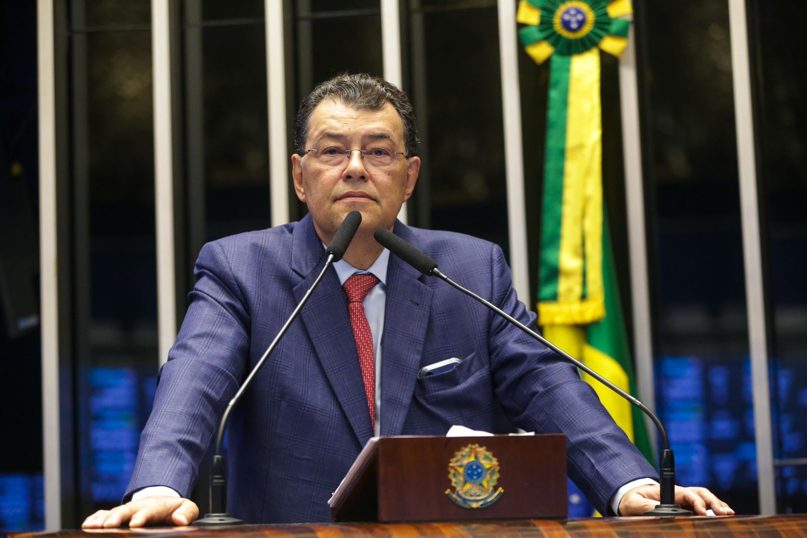Criminosos usam nome e foto de Eduardo Braga para aplicar golpe contra senadores