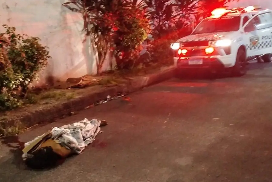 Vídeo: homem é morto com dois tiros na cabeça próximo à feira da Betânia