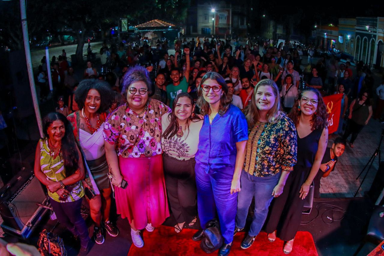 Manuela D'Ávila defende combate às fake news durante evento em Manaus