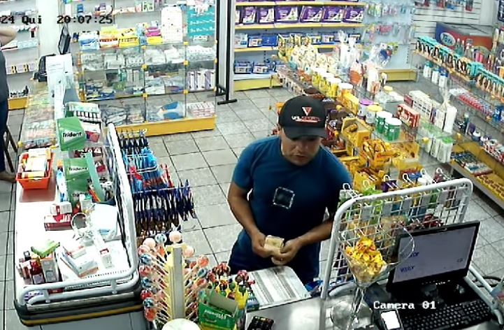 Vídeo: Homem assalta farmácia e rouba até joias de funcionária
