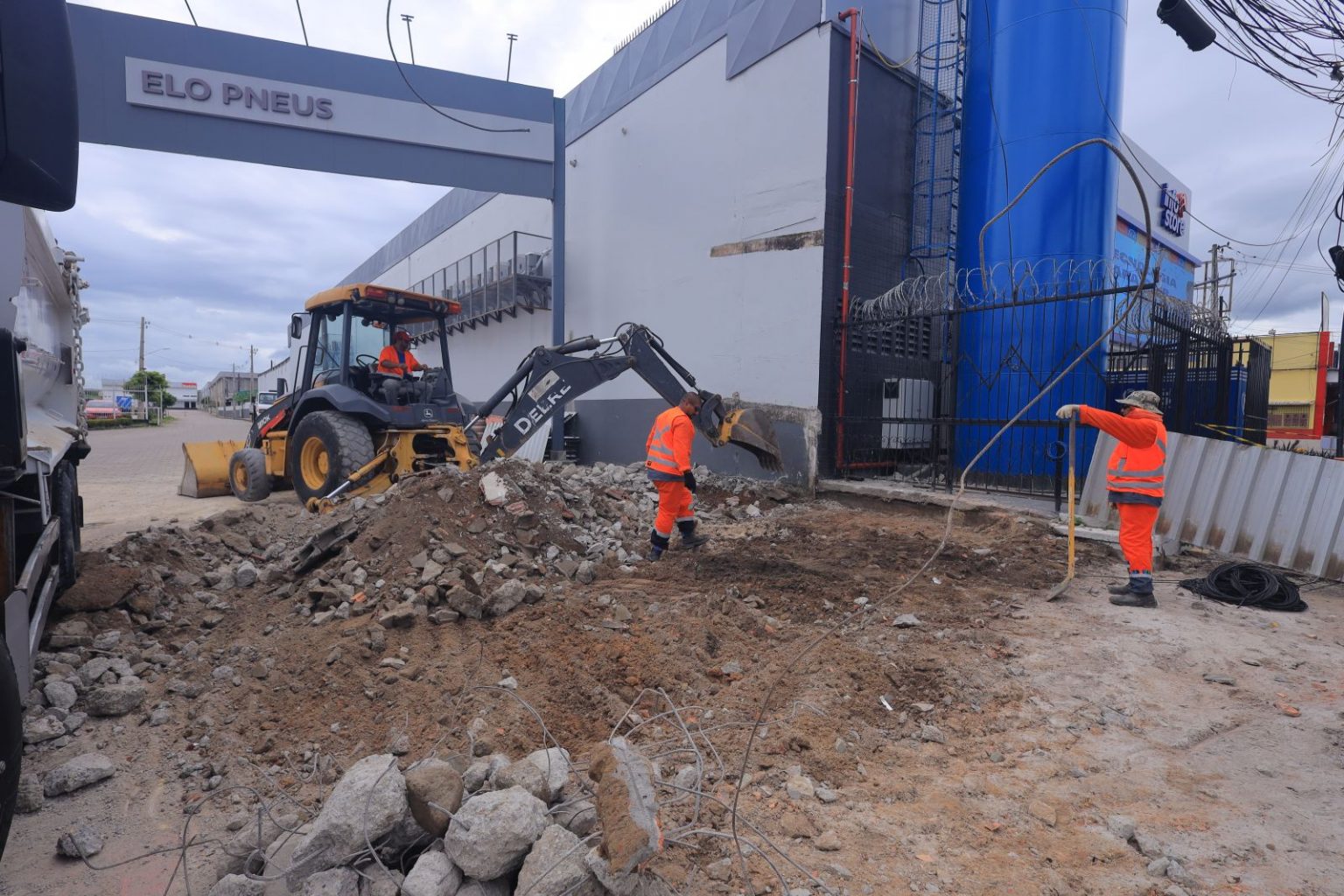 Obra de reconstrução da passarela Santos Dumont é retomada em Manaus