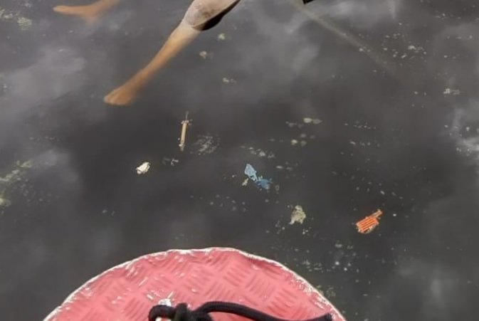 Cena de horror: morto surge boiando em igarapé de Manaus