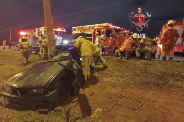 BMW com atriz da Globo bate em poste, e 5 pessoas ficam presas às ferragens