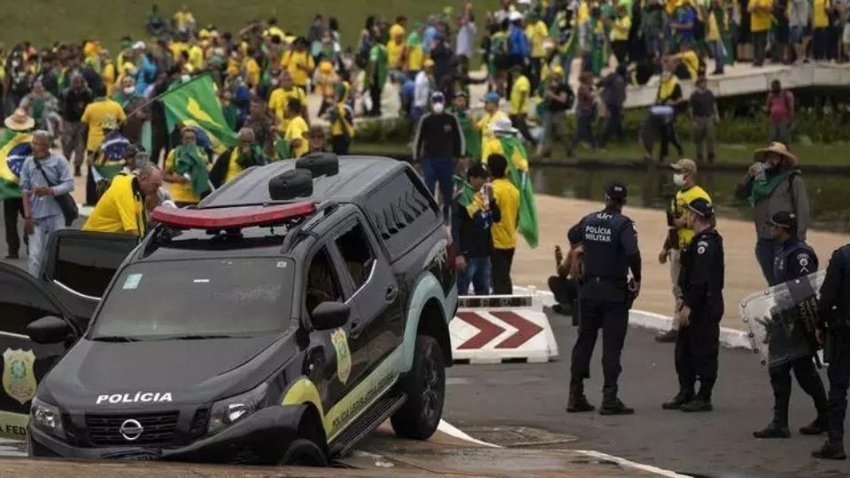 Operação da PF vai pra cima de policiais que deram ordem de recuo no 8 de janeiro
PF cumpre 2 mandado