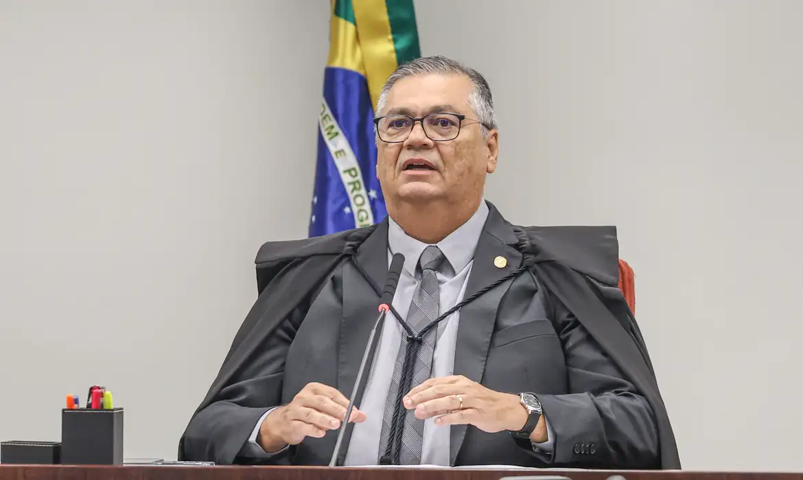 Dino manda investigar emendas parlamentares a filme de Bolsonaro