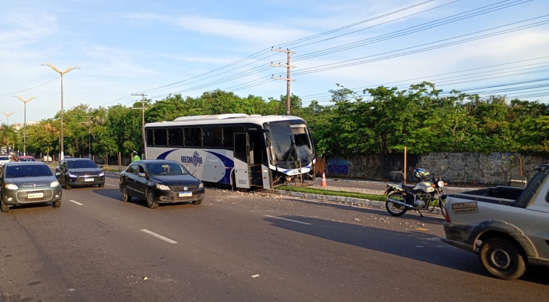 Vídeo: Motorista cochila ao volante e colide ônibus contra poste na avenida Coronel Teixeira