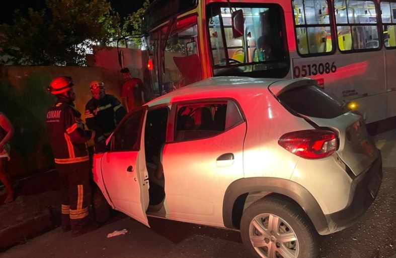 Motorista de app morre após carro colidir com ônibus na zona oeste de Manaus
