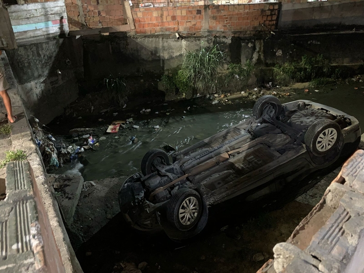 Idoso cai com carro em rip-rap do Novo Aleixo após seguir GPS