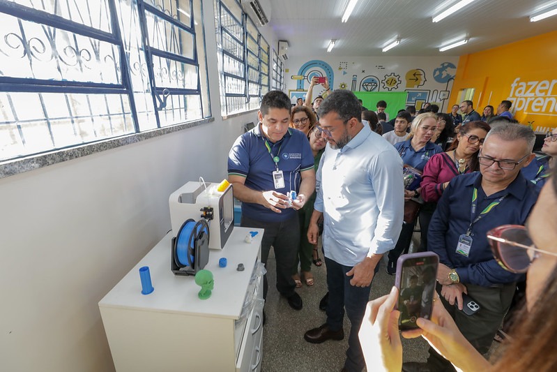 Governo do AM amplia ensino bilíngue e laboratórios de robótica