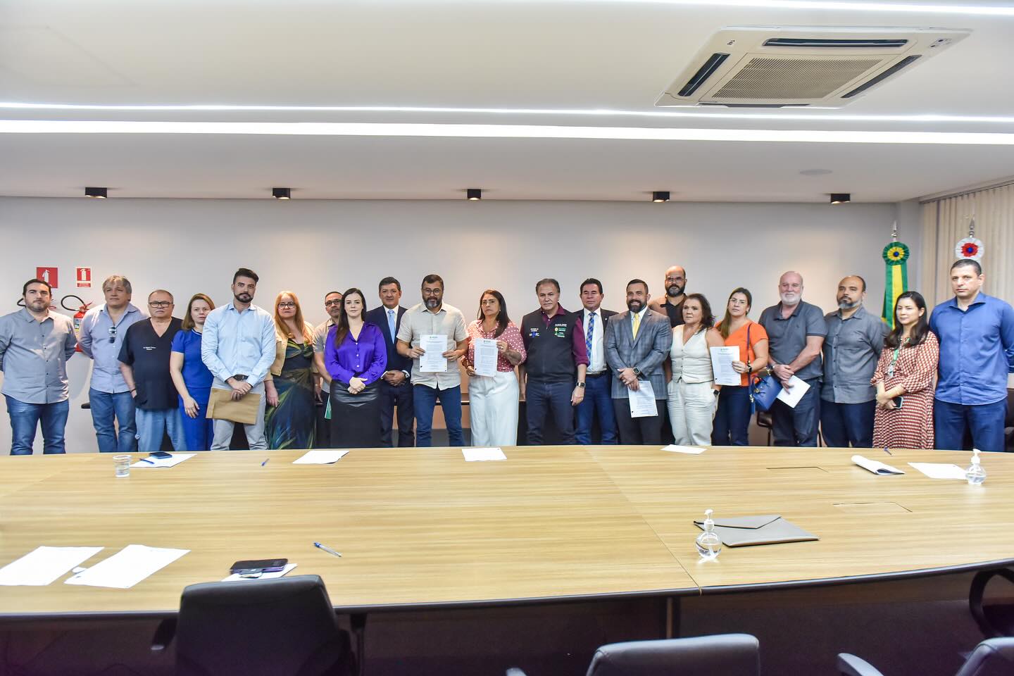 Wilson Lima faz acordo com cooperativas médicas para normalização dos serviços