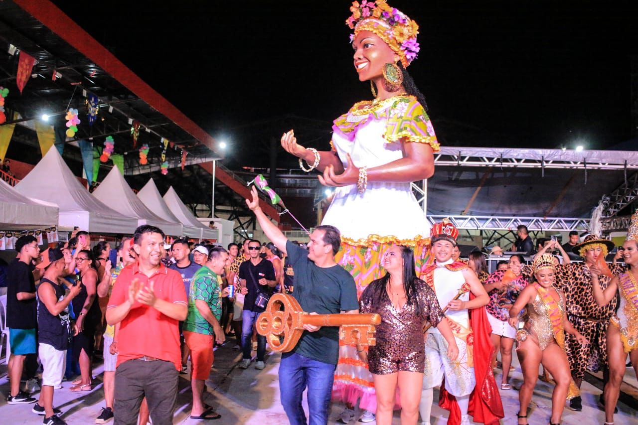 Carnailha 2025: Prefeitura de Parintins e blocos carnavalescos recebem Kamélia