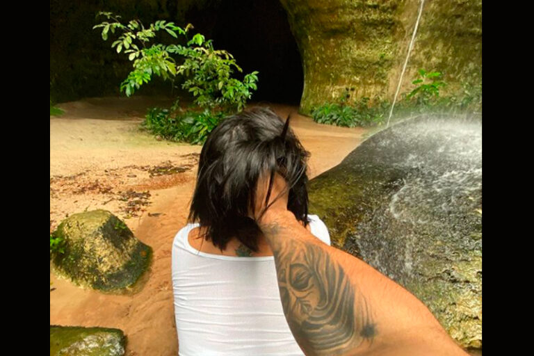 Foto erótica em gruta de Presidente Figueiredo gera punição a guia de turismo