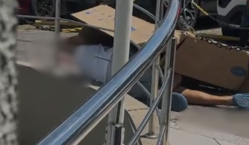 Vídeos: homem é morto a tiros em frente de centro comercial no bairro Parque Dez