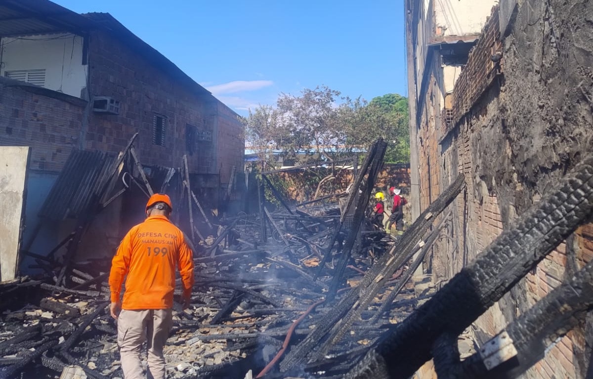 Incêndio atinge quitinetes no Morro da Liberdade; famílias recebem auxílio da Prefeitura