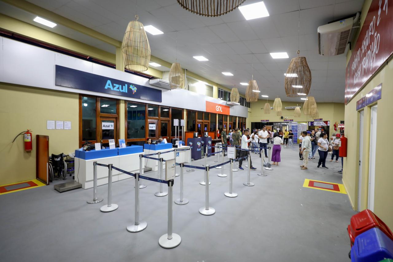 Em Parintins, Wilson Lima entrega aeroporto revitalizado e 150 triciclos reformados