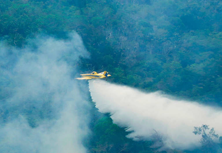 Aeronaves federais lançam mais de 1 milhão de litros de água no combate aos incêndios no AM