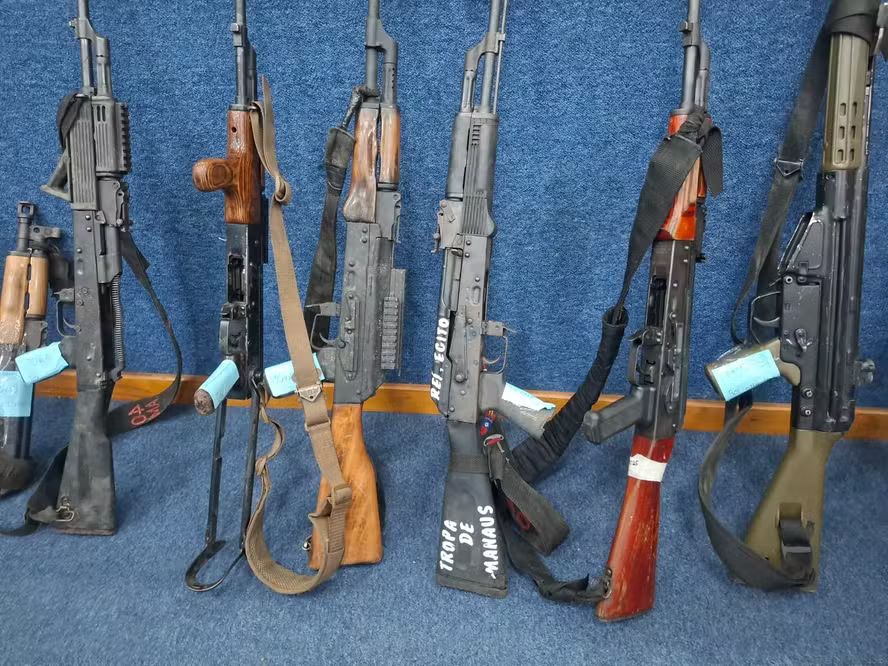 Armas apreendidas no RJ têm inscrições do Comando Vermelho do Amazonas