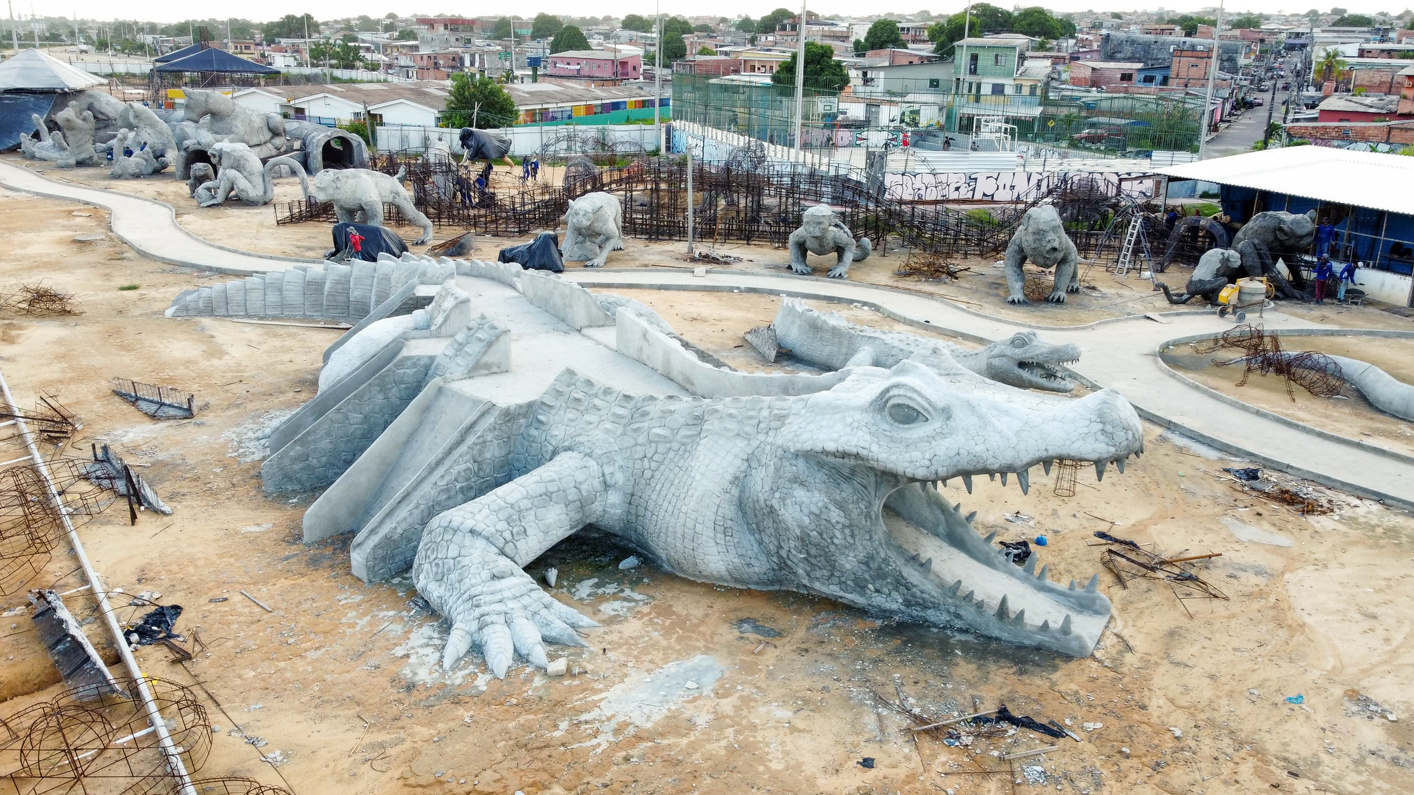 Onças, iguana, macaco e jacarés gigantes têm esculturas esculpidas no parque Amazonino Mendes