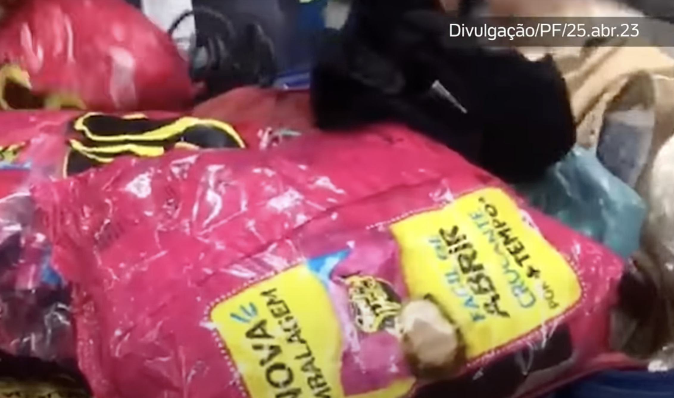 Vídeo: PF prende francesa com bombons recheados de cocaína; veja