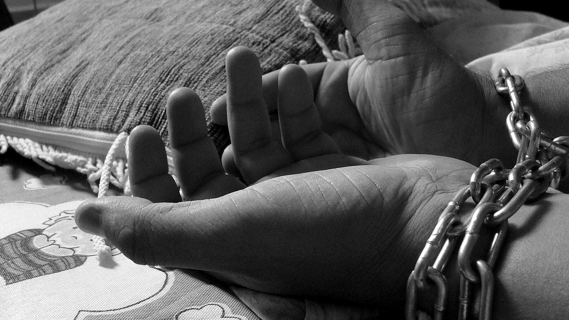 Jovem muda de cidade para morar com namorada virtual e é mantida em cárcere