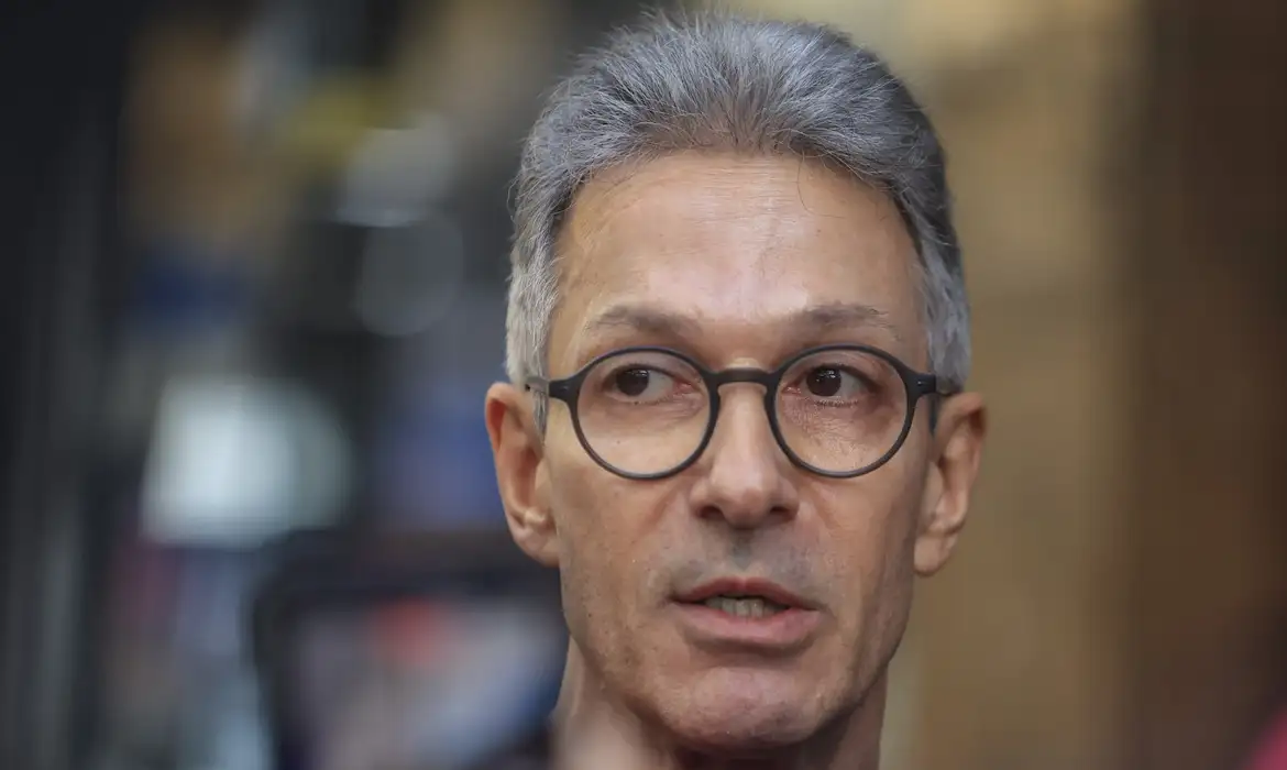 Tribunal Eleitoral de Minas vai apurar uso de celular por Zema na urna