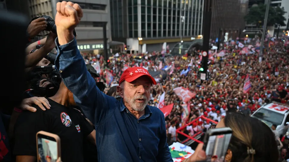 Votos no exterior: Lula vence na Nova Zelândia e outros países seguem em apuração
