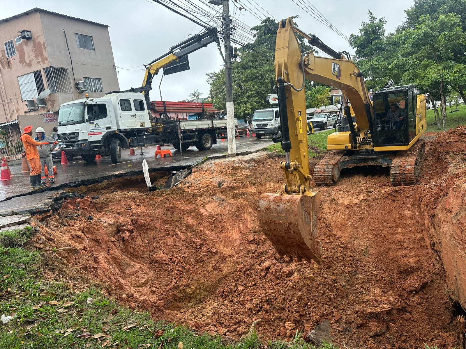 Prefeitura de Manaus recupera rede de drenagem na avenida Brasil