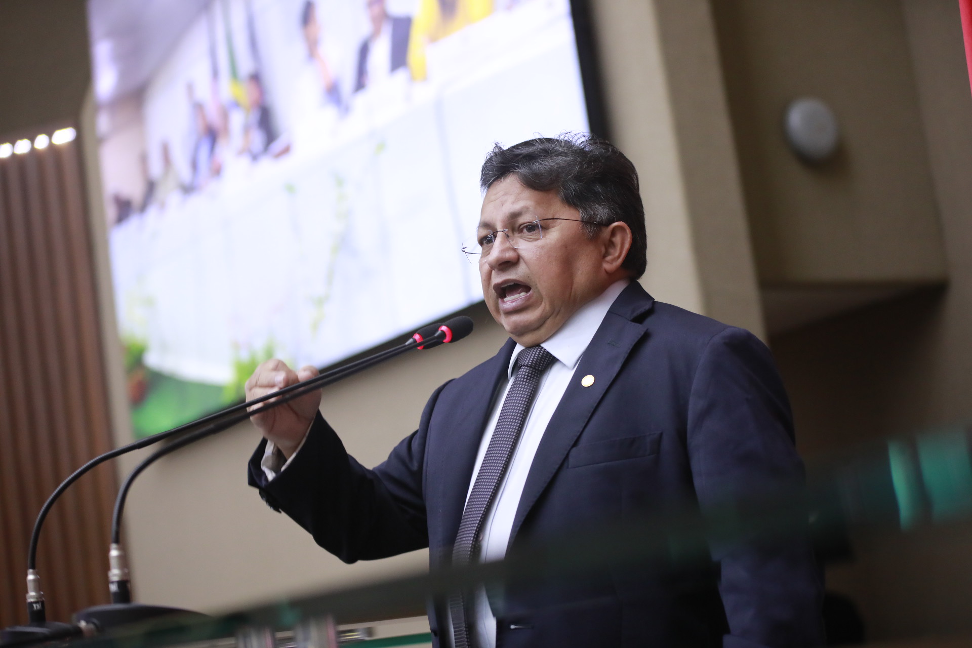 Sinésio critica reajuste do preço do abastecimento de água em Parintins