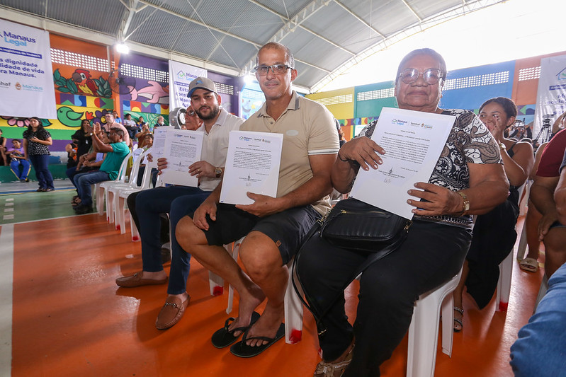 Prefeitura de Manaus entrega 100 registros de imóveis na comunidade Jardim Fortaleza