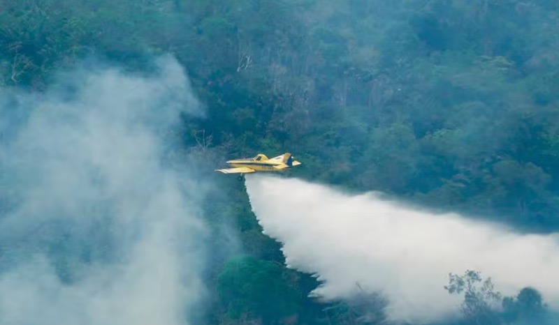 Vídeo: aviões lançam mais de 10 mil litros de água sobre áreas atingidas por queimadas no Amazonas