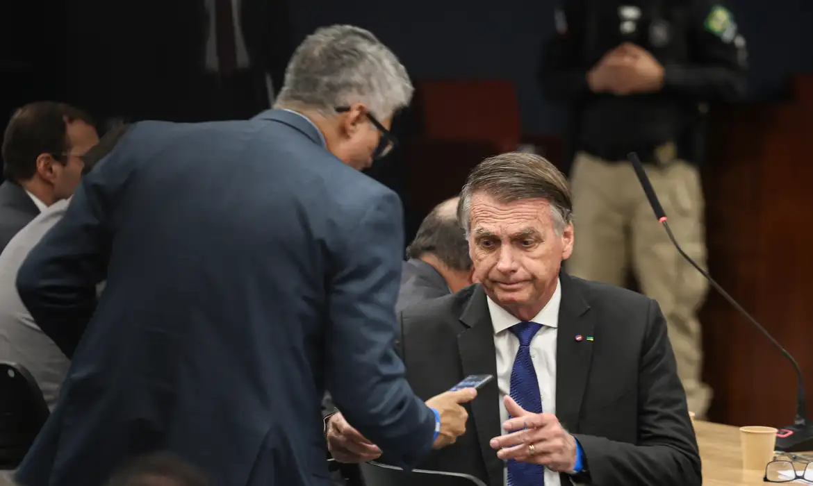 PF diz que Bolsonaro burlou STF e encaminhou 300 vídeos pelo WhatsApp