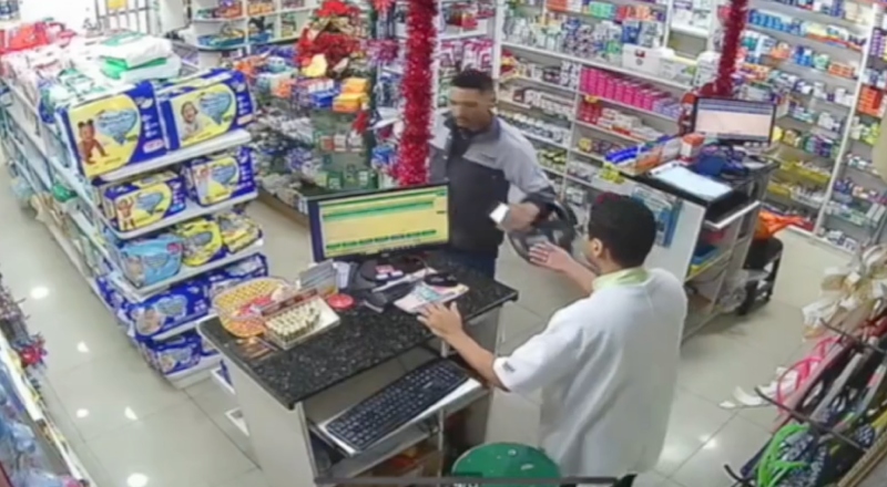 Vídeo: Assaltante rende funcionário e assalta drogaria no bairro Praça 14, em Manaus