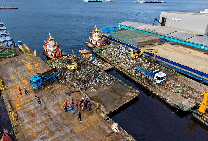 Operação retira 350 toneladas de lixo do rio Negro